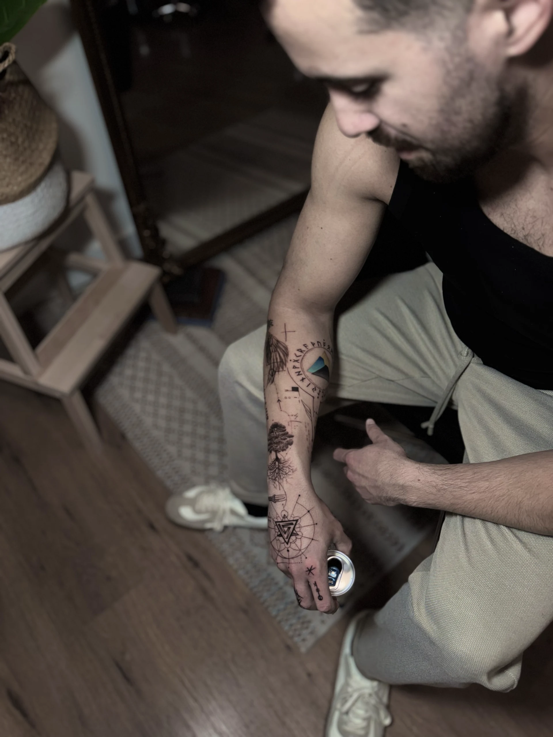 Guilhermo Gontijo trabajando en una sesión de tatuaje